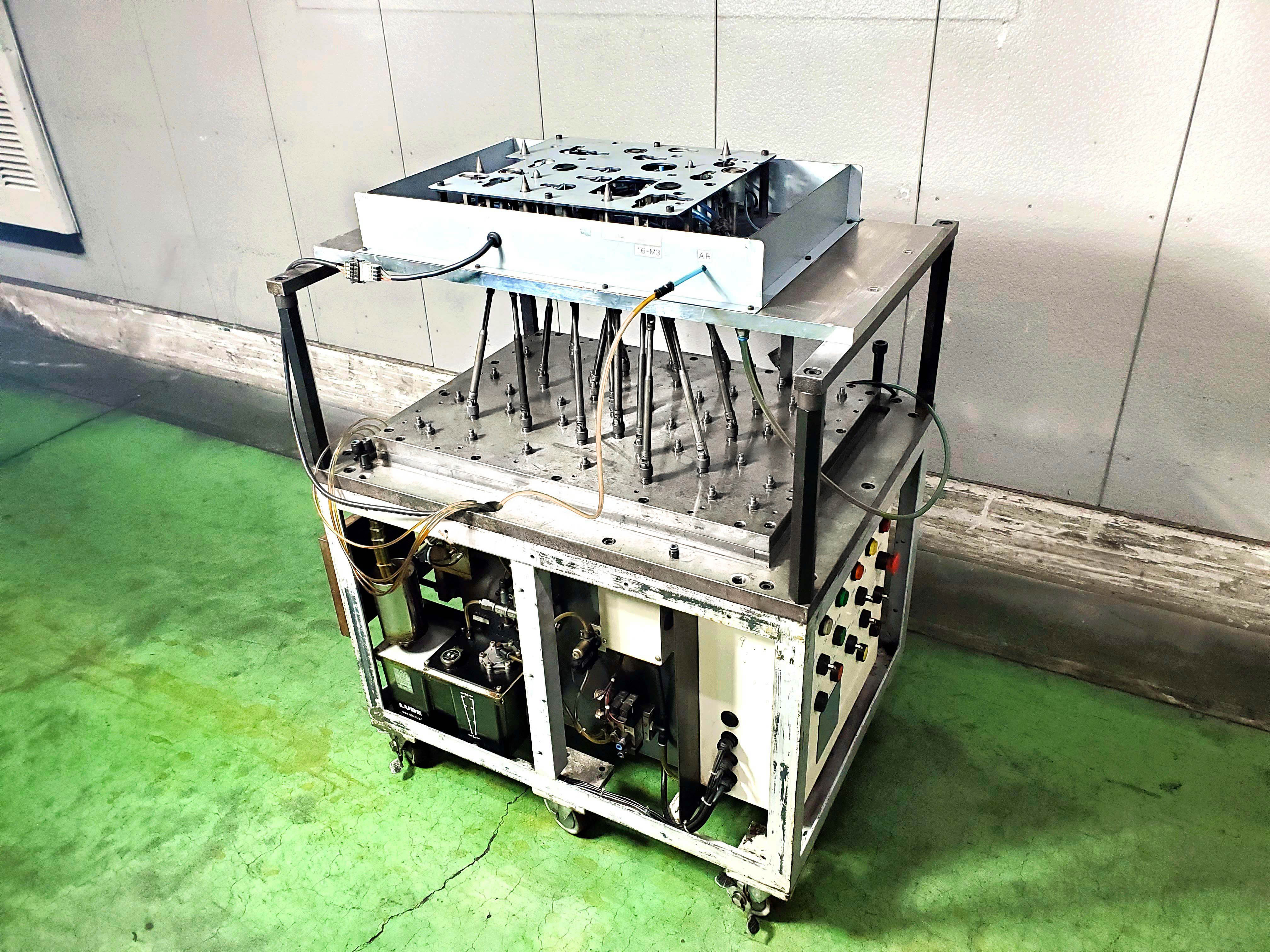 多軸タップ機